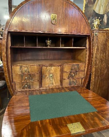 Lyar shaped secretaire