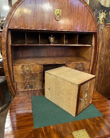 Lyar shaped secretaire